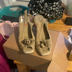 Tan flowered tip wedge sandals